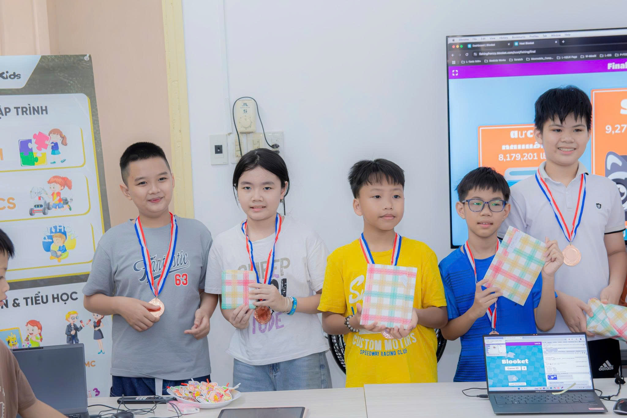 Phụ huynh và bé học Beekids